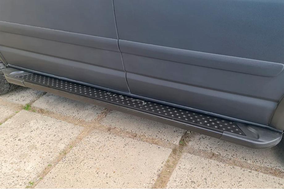 Volkswagen T5 Caravelle 2004-2010 Progi boczne typ X5 czarne (2 szt., aluminium) Krótki Rozstaw Osi Zdjęcia 3