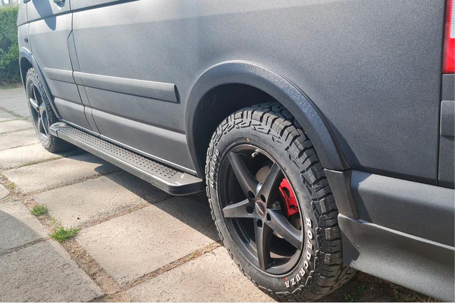 Volkswagen T5 Caravelle 2004-2010 Progi boczne typ X5 czarne (2 szt., aluminium) Krótki Rozstaw Osi Zdjęcia 4