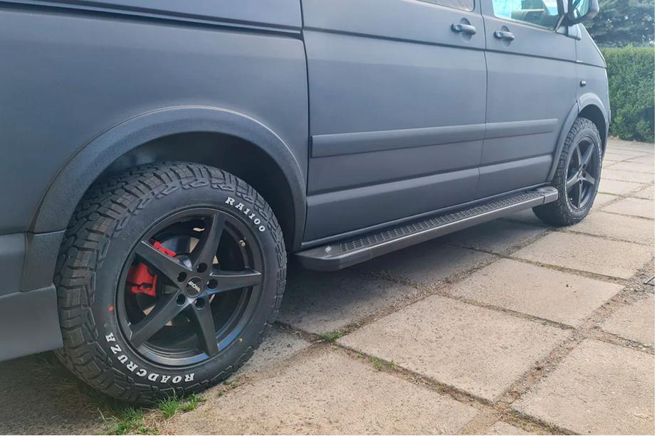 Volkswagen T5 Multivan 2003–2010 Progi boczne typ X5 czarne (2 szt., aluminium) Krótki Rozstaw Osi Image