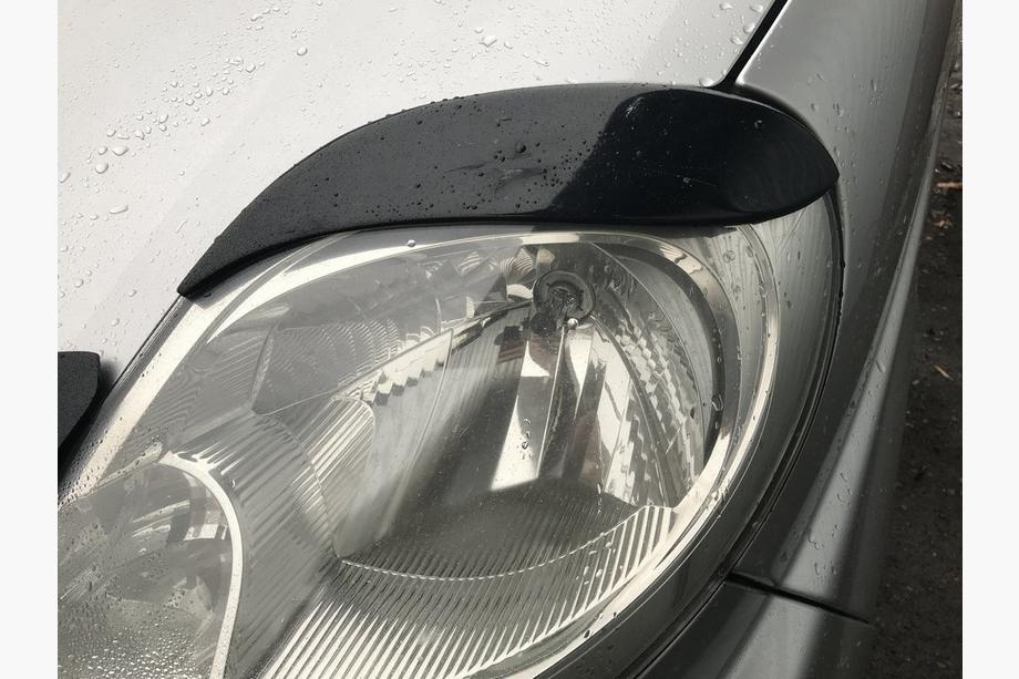 Renault Trafic 2001–2015 Brewki na Reflektory Fly-Style Zdjęcia 3