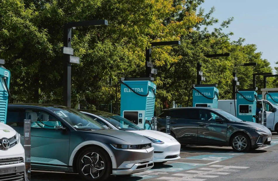 Czy warto kupić samochód elektryczny na długie podróże? Oceniamy możliwości