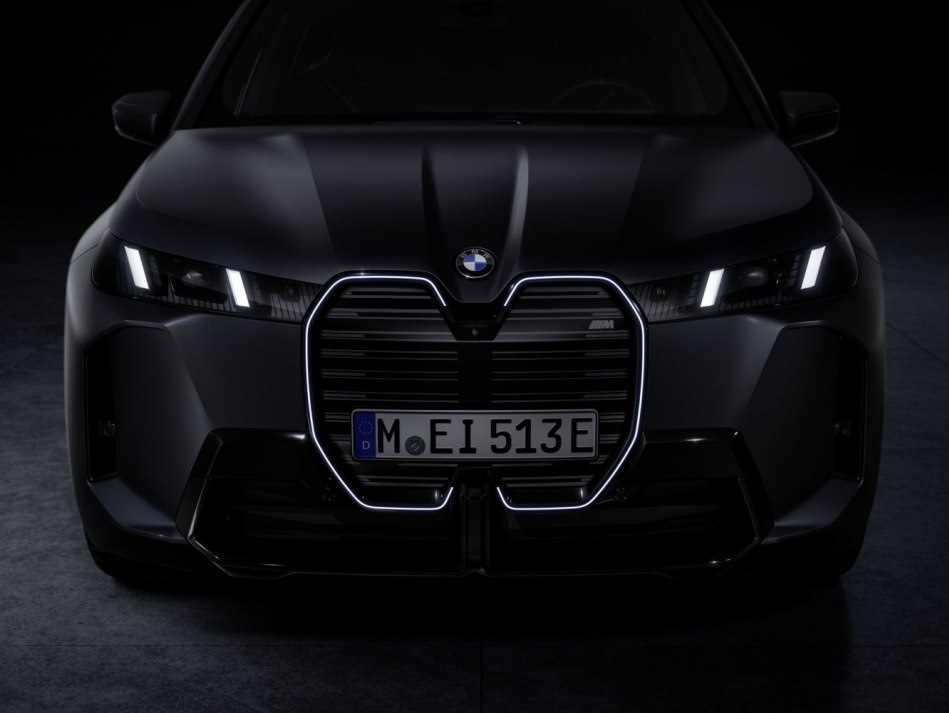 Recenzja BMW iX M70: Elektryczna moc w sportowym designie