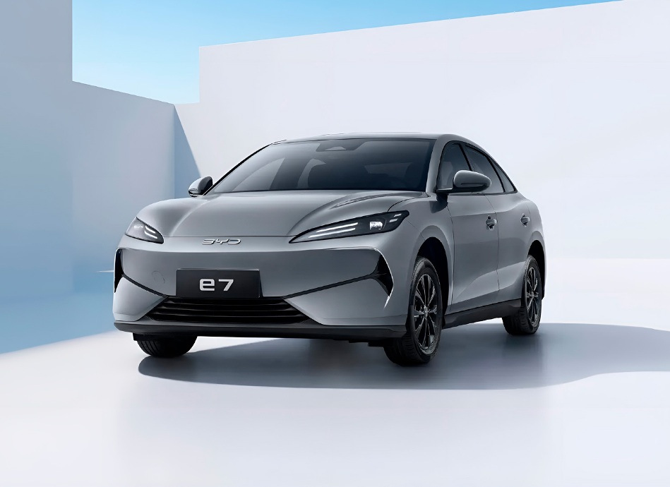 Recenzja BYD E7 2025: Niedrogi elektryczny sedan do miasta