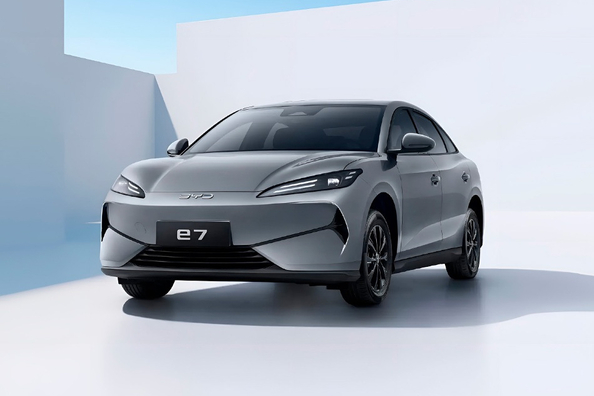 Recenzja BYD E7 2025: Niedrogi elektryczny sedan do miasta