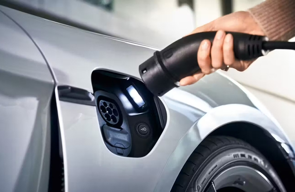Jak długo samochód elektryczny może jeździć bez ładowania?