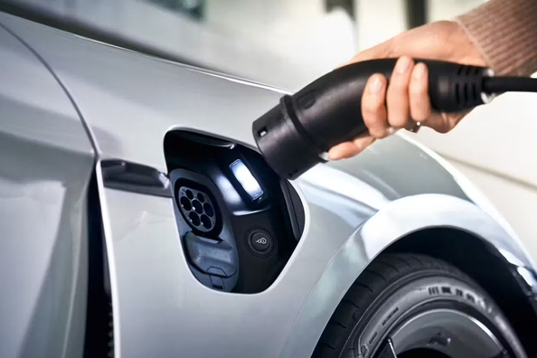 Jak długo samochód elektryczny może jeździć bez ładowania?