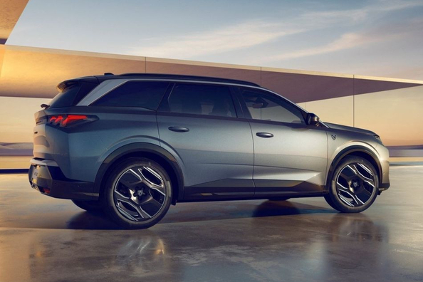 Peugeot e-5008 2024: Recenzja elektrycznego siedmioosobowego crossovera Zdjęcie 3