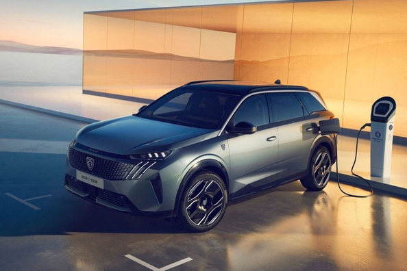 Peugeot e-5008 2024: Recenzja elektrycznego siedmioosobowego crossovera Zdjęcie 2