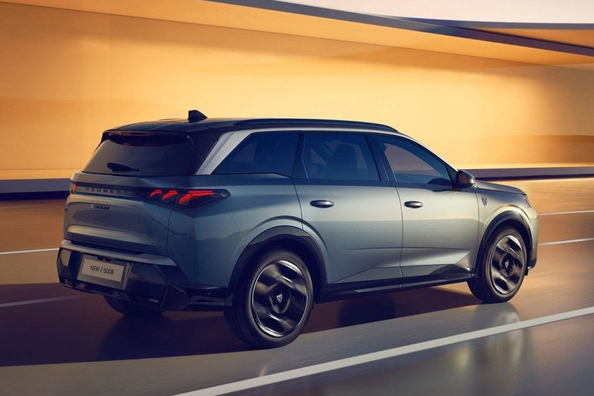 Peugeot e-5008 2024: Recenzja elektrycznego siedmioosobowego crossovera Zdjęcie 4