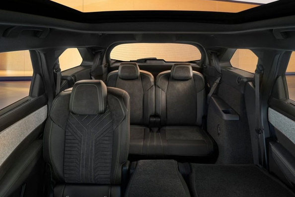 Peugeot e-5008 2024: Recenzja elektrycznego siedmioosobowego crossovera Zdjęcie 6