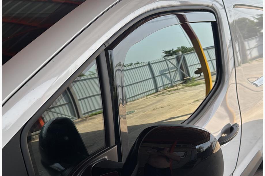 Fiat Doblo III 2023- Deflektory szyb wsuwane Niken Luxury (4 szt) Image