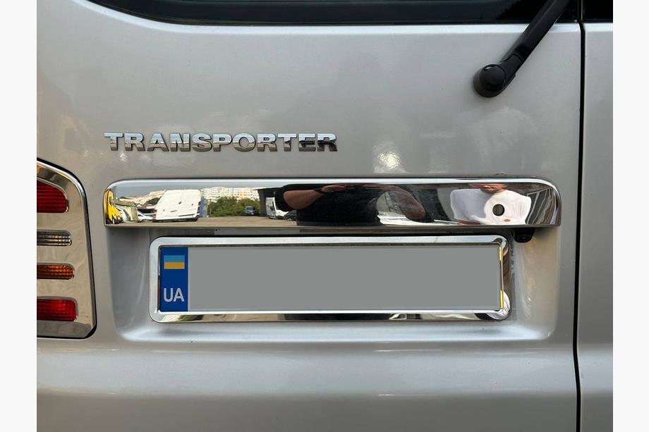 Volkswagen T5 Transporter 2003-2010 Listwa chromowana nad tablicą rejestracyjną do drzwi skrzydłowych (stal nierdzewna) Carmos - Turecka Stal Nierdzewna Zdjęcia 5