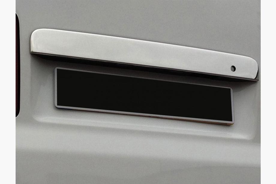 Volkswagen T5 Transporter 2003-2010 Listwa chromowana nad tablicą rejestracyjną do drzwi skrzydłowych (stal nierdzewna) Carmos - Turecka Stal Nierdzewna Zdjęcia 2