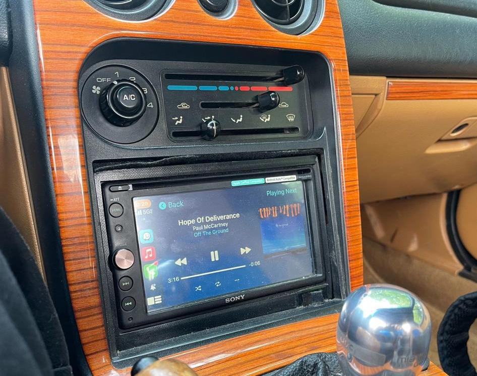 Czy powinienem wymienić oryginalne radio samochodowe? Zalety i wady modernizacji