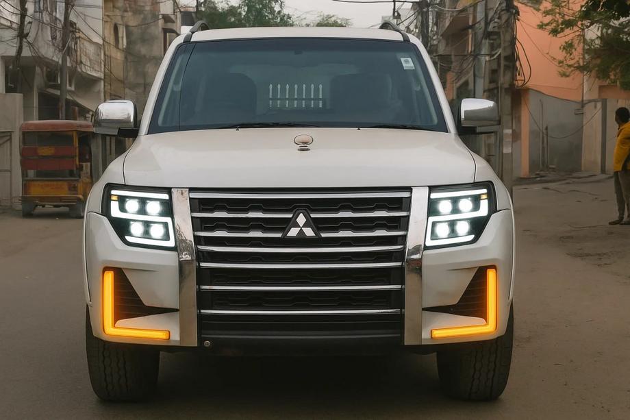Mitsubishi Pajero Wagon IV 2006-2021 Reflektory Przednie LXR Image