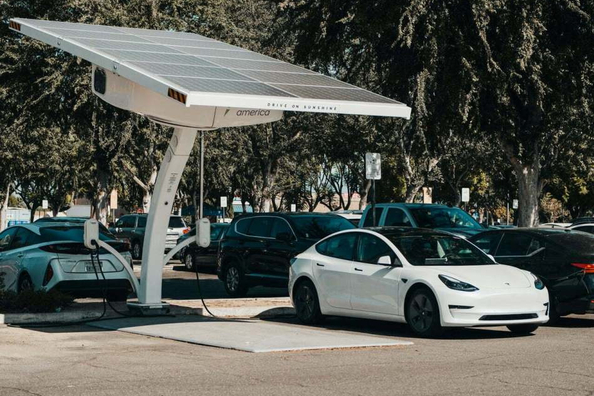 Plusy i minusy zakupu używanego samochodu elektrycznego: Czy warto wydać więcej?