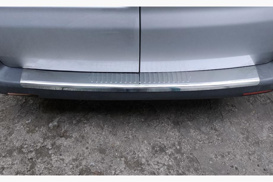 Volkswagen T5 Caravelle 2004-2010 Nakładka na tylny zderzak z rantem (Carmos V1, stal nierdzewna) Zdjęcia 4