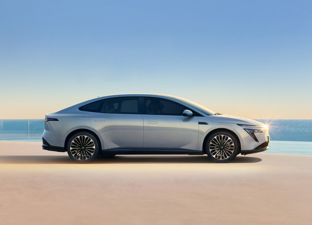 Recenzja Nissana N7: Nowy elektryczny sedan typu fastback