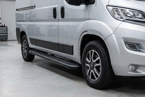 Fiat Ducato 2006-2025 Progi Boczné Bosphorus Black (2 szt., Aluminium) Średni Rozstaw Osi zdjęcia 1