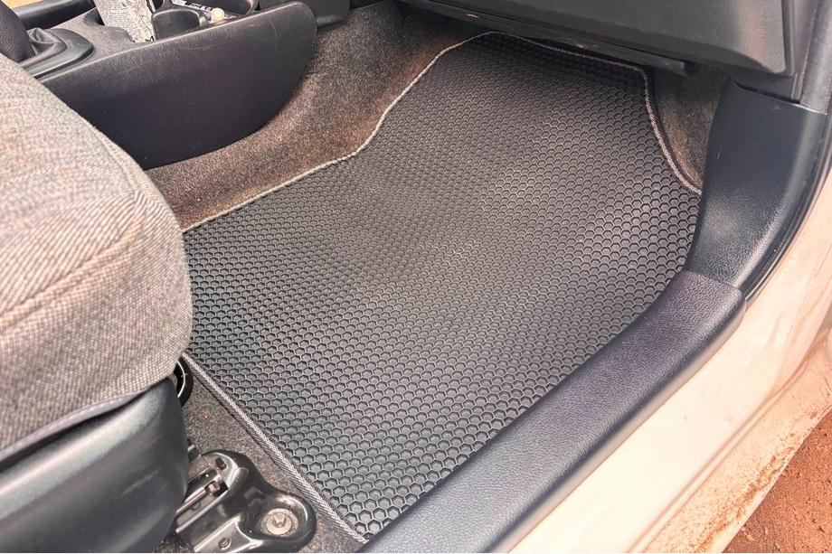 Toyota Yaris 2010-2020 Gumowe Dywaniki Carsuit DVS (Czarne) Zdjęcia 2