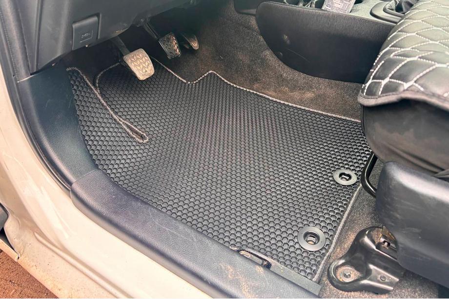 Toyota Yaris 2010-2020 Gumowe Dywaniki Carsuit DVS (Czarne) Zdjęcia 4