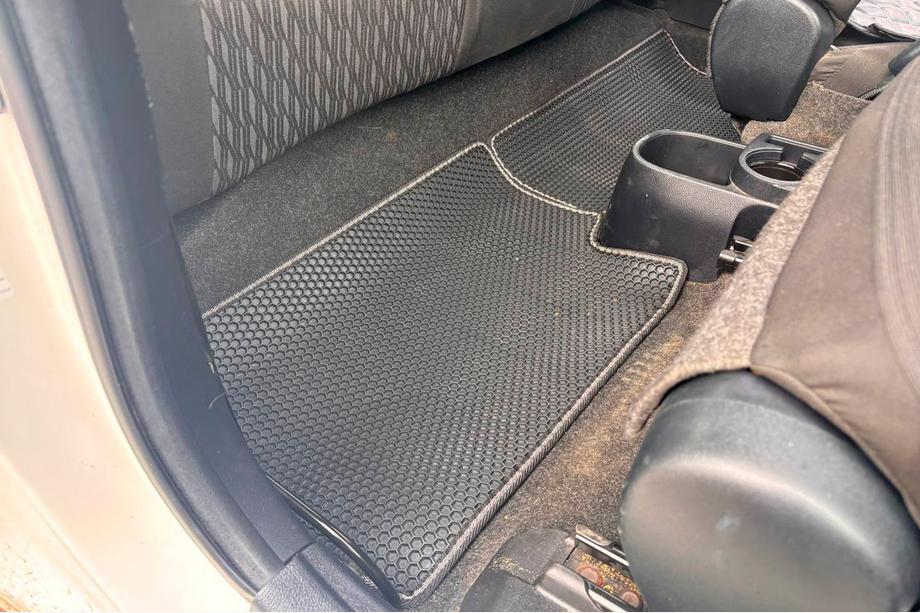 Toyota Yaris 2010-2020 Gumowe Dywaniki Carsuit DVS (Czarne) Zdjęcia 3