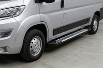 Peugeot Boxer 2006-2025 Progi Boczne Line (2 szt., Aluminium) zdjęcia 1