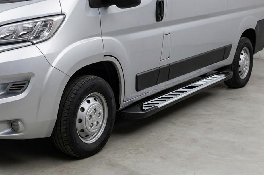 Peugeot Boxer 2006-2025 Progi Boczne Line (2 szt., Aluminium) Image