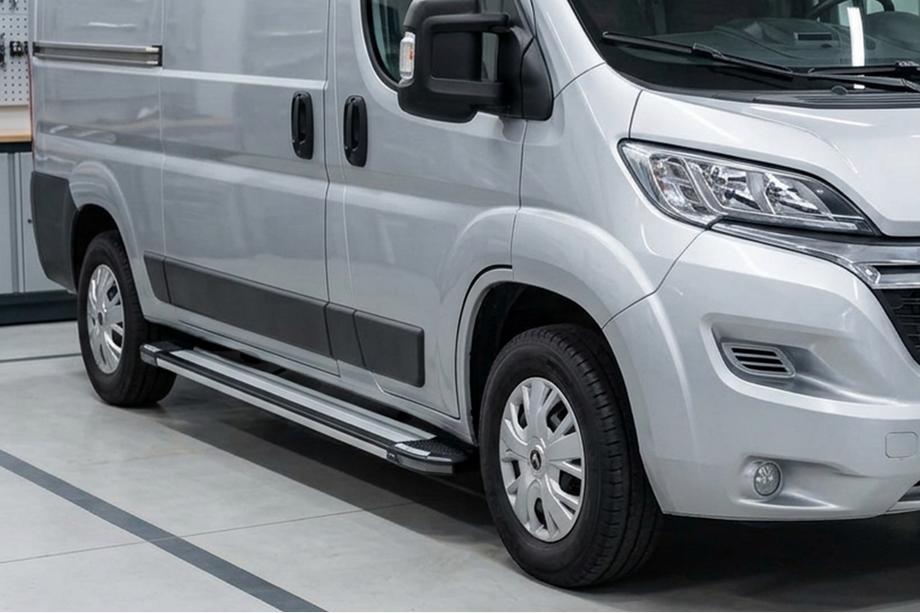 Peugeot Boxer 2006-2025 Progi Boczné Rainbow (2 szt., Aluminium) Image