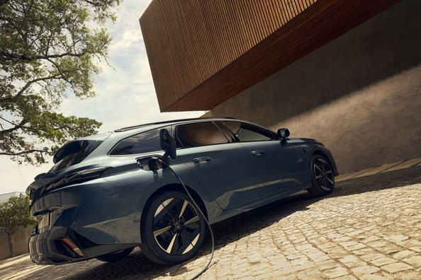 Recenzja Peugeota 308 SW 2025: Stylowy i praktyczny kombi Zdjęcie 2