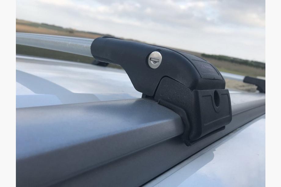 Renault Lodgy 2013-2022 Bagażnik dachowy (belki poprzeczne) na zintegrowane relingi zamykany na klucz WingCarrier V2 (2 szt.) Zdjęcia 2
