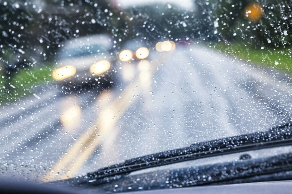 Jak niebezpieczna jest jazda w ulewnym deszczu?