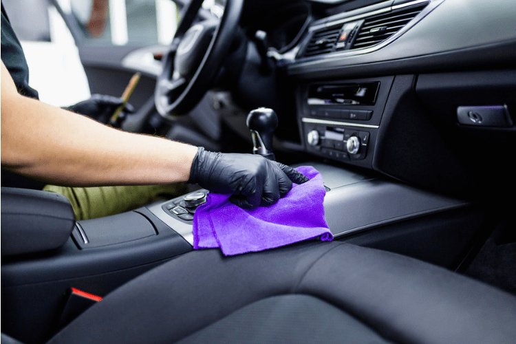 Jak odświeżyć plastiki we wnętrzu samochodu?