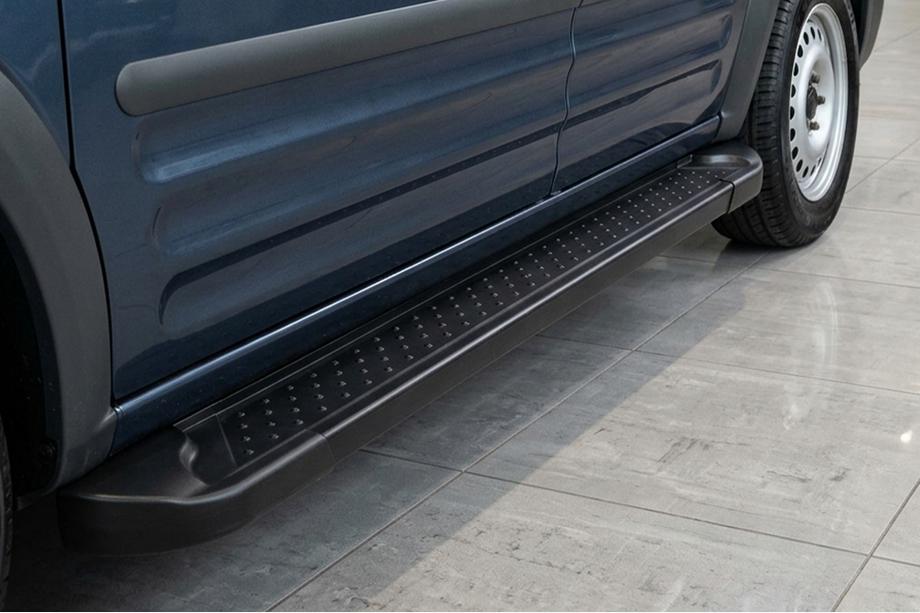 Ford Connect 2002–2006 Progi Boczné Allmond Black (2 szt., Aluminium) Image