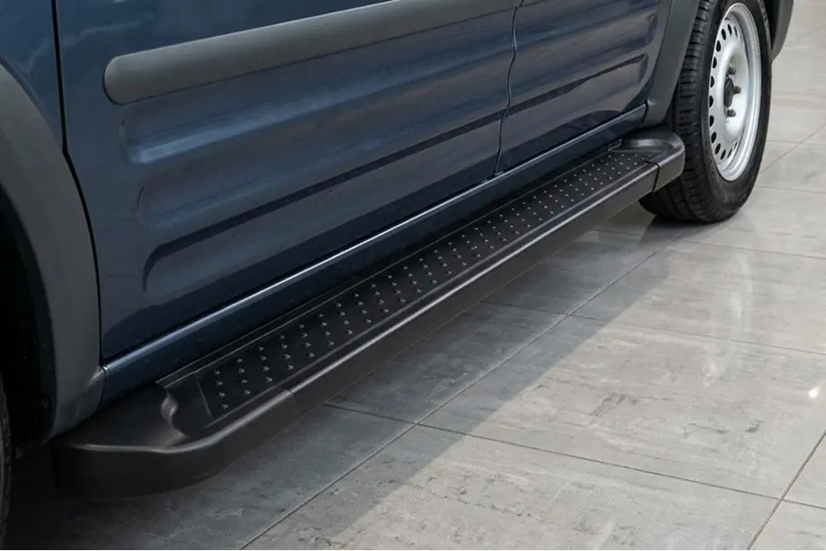 Ford Connect 2006–2009 Progi Boczné Allmond Black (2 szt., Aluminium) Image