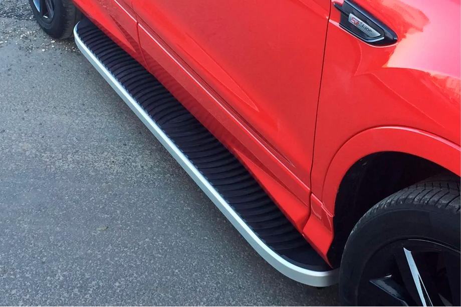 Ford Kuga/Escape 2013-2019 Progi Boczne Tayga Grey (2 szt., Aluminium) Z listwami na drzwiach Zdjęcia 9