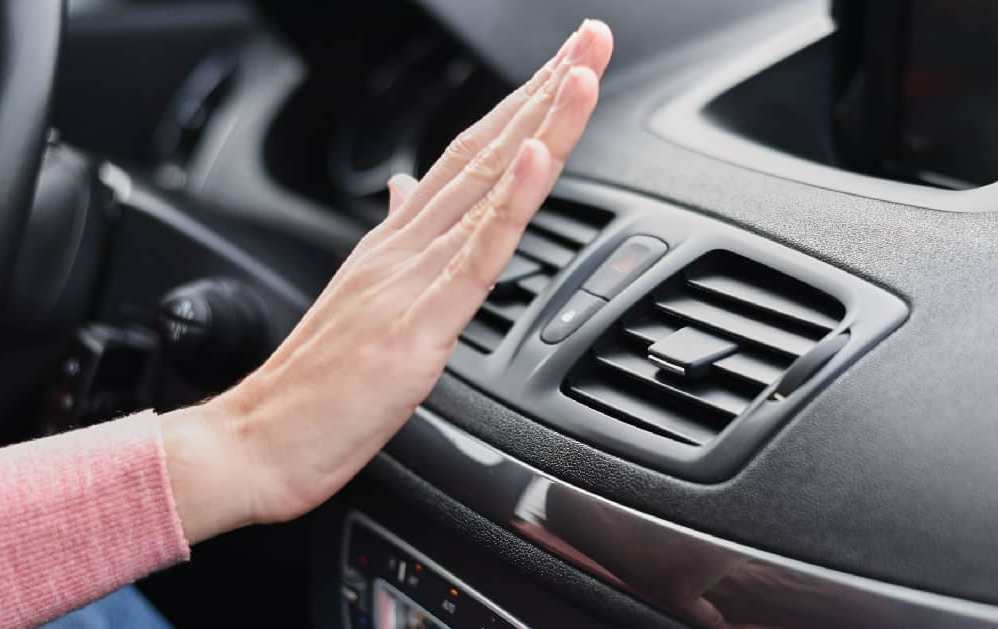 Dlaczego klimatyzacja w aucie słabo dmucha: możliwe przyczyny