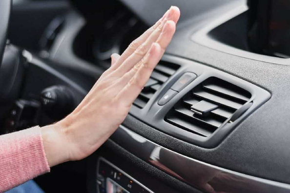 Dlaczego klimatyzacja w aucie słabo dmucha: możliwe przyczyny
