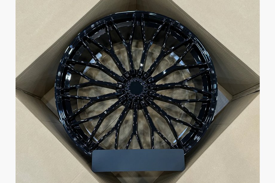 Lamborghini Urus 2018- Kute felgi OEM R23 V6 (Zestaw 4 szt.) Image