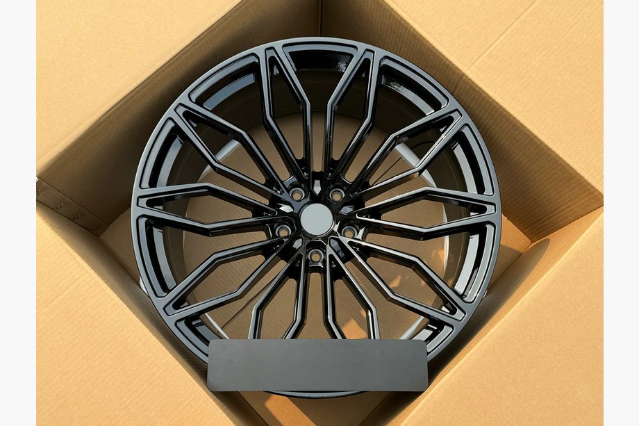 Lamborghini Urus 2018- Kute felgi OEM R23 V12 (zestaw 4 szt.) Image