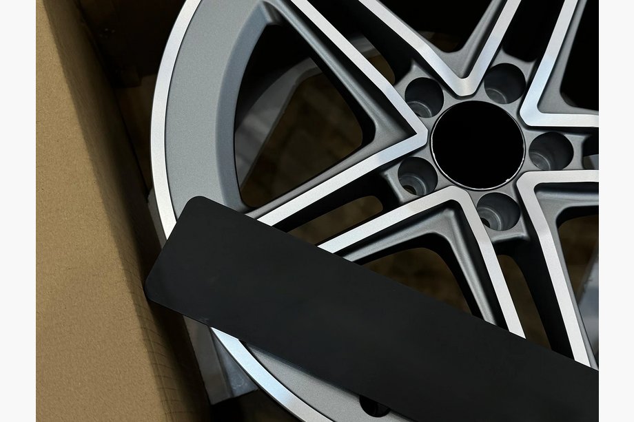 Mercedes CLS C218 2011-2018 Kute felgi OEM R18 (zestaw 4 szt.) Zdjęcia 7