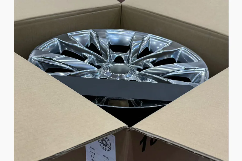 Toyota Land Cruiser 200 2007-2021 Kute felgi OEM R18 (zestaw 4 szt.) Zdjęcia 5