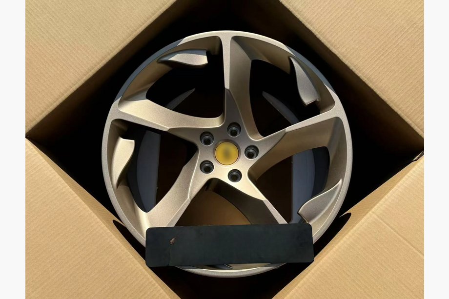 Ferrari SF90 Stradale Kute felgi OEM R20 V2 (zestaw 4 szt.) Image