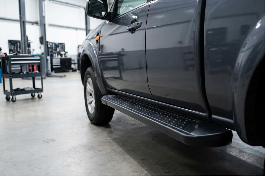 Mazda BT-50 2007-2012 Progi Boczné Allmond Black (2 szt., Aluminium) Image