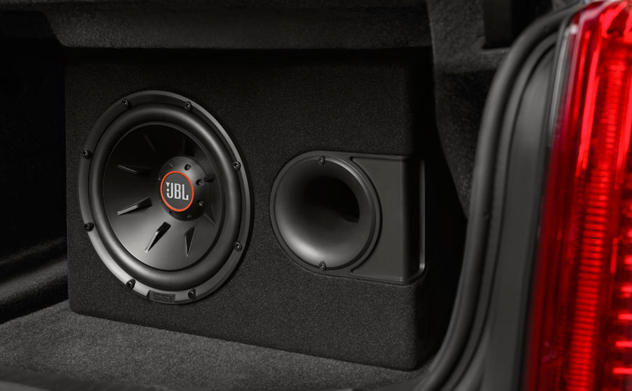 Subwoofer w samochodzie: zalety, wady i czy warto montować
