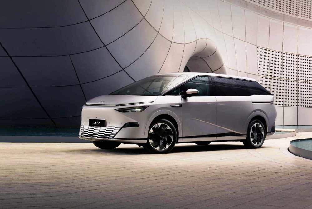 Test XPeng X9: Futurystyczny elektryczny MPV dla rodzinnych podróży