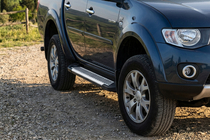 Mitsubishi L200 2006-2015 Progi Boczne Line (2 szt., Aluminium) zdjęcia 1