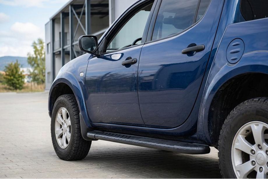 Mitsubishi L200 2006-2015 Progi Boczné Bosphorus Black (2 szt., Aluminium) Image