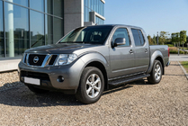 Nissan Navara 2006-2015 Progi Boczné Allmond Black (2 szt., Aluminium) zdjęcia 1