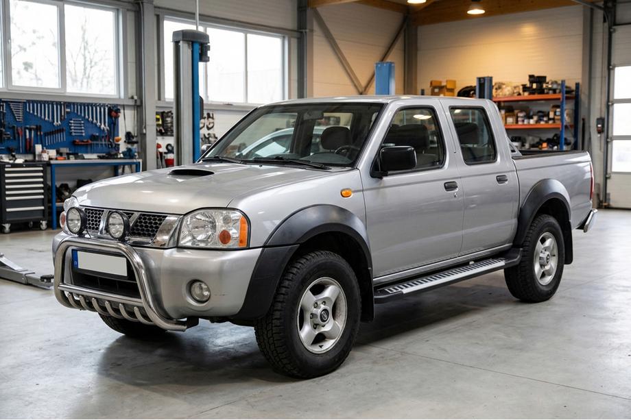 Nissan NP300 1999-2015 Progi Boczne Line (2 szt., Aluminium) Image